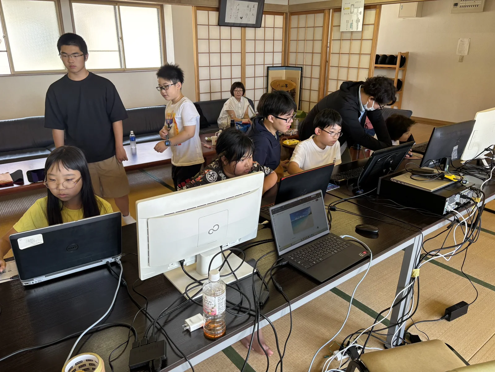 留萌eスポーツ＆プログラミング教室で、子どもたちがパソコンを使って作品を制作している様子